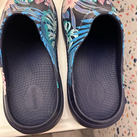OOFOS Women's Tropical Leaf Clogs - Picture 3 of 4